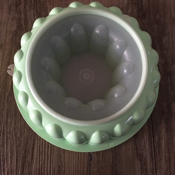 Jello Mold - light Green w-clear lid-Tupperware - Picture 3 of 10